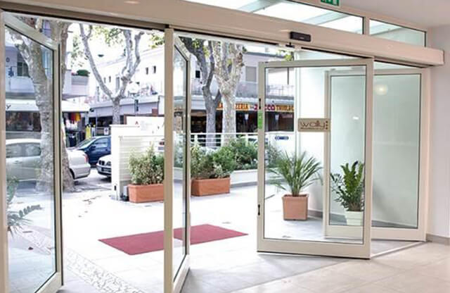 Porta antipânico de vidro: por que é indispensável em locais com grande circulação