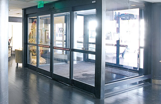 Porta antipânico de vidro: por que é indispensável em locais com grande circulação
