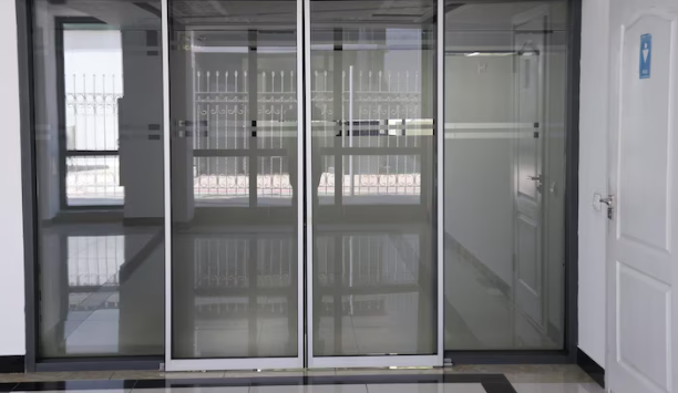 Porta automática com sensor de presença: conforto e eficiência para ambientes de alto fluxo