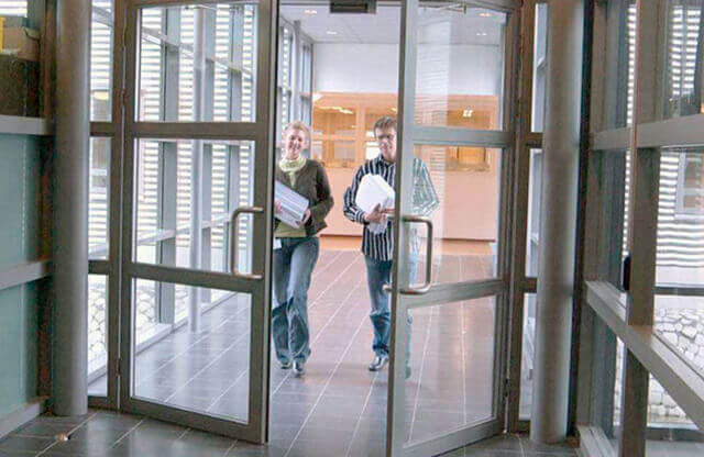 Como funciona a porta pivotante e por que ela é tendência na arquitetura contemporânea