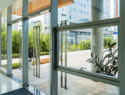 Porta automática de loja: vale a pena investir no seu comércio?