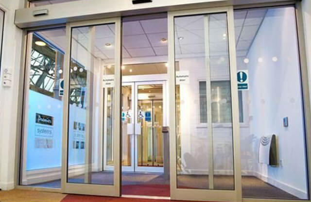 Porta antipânico 2 folhas: quando esse modelo é indicado?
